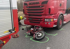 Motorkáře na Zličíně porazil kamion a vážně ho zranil.