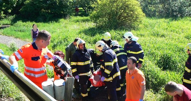Nehoda u Velkého Boru na Klatovsku, řidič fabie srazil dva motorkáře.