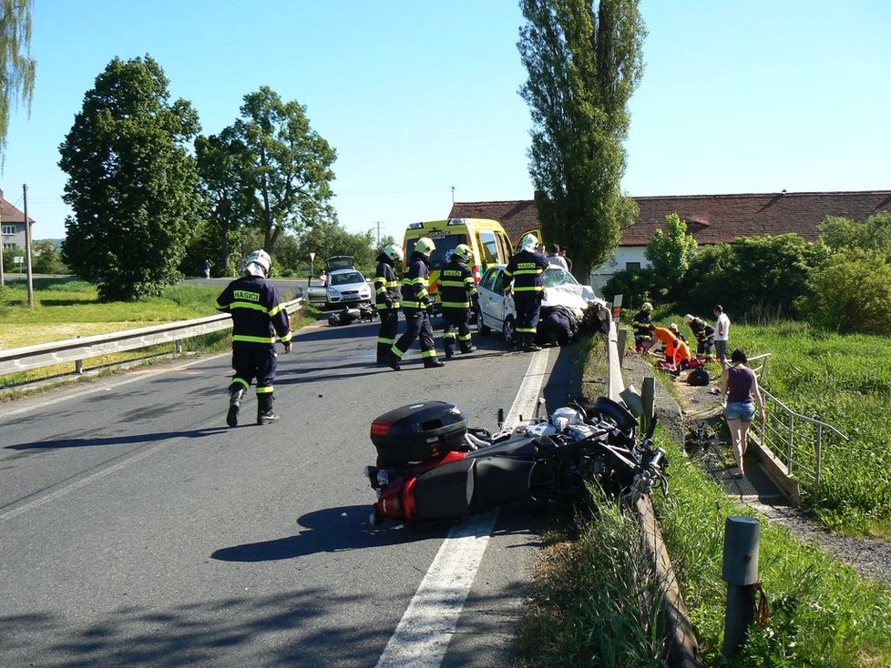 Nehoda u Velkého Boru na Klatovsku, řidič fabie srazil dva motorkáře.