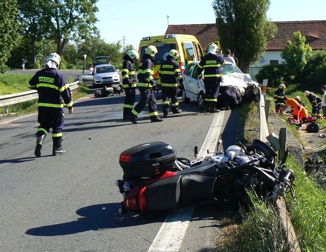 Nehoda u Velkého Boru na Klatovsku, řidič fabie srazil dva motorkáře.