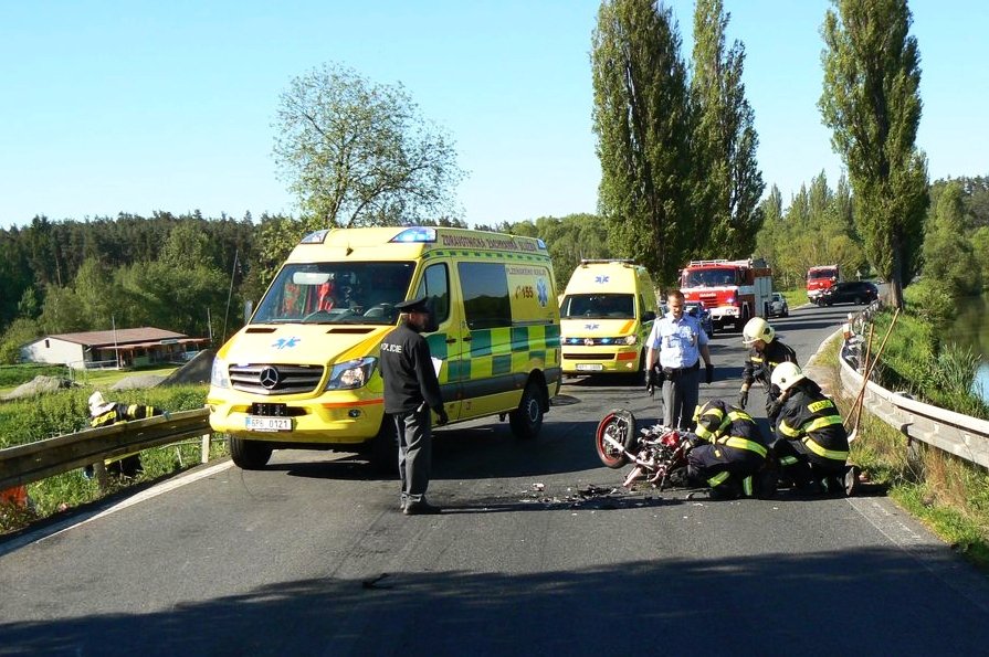 Nehoda u Velkého Boru na Klatovsku, řidič fabie srazil dva motorkáře.