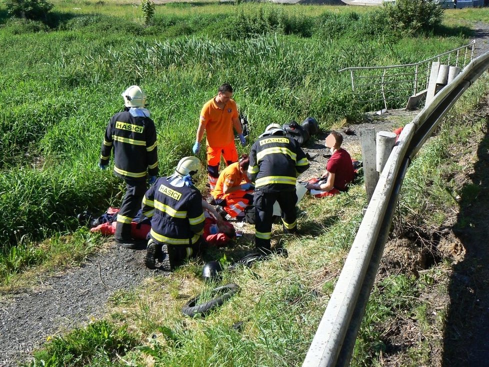 Nehoda u Velkého Boru na Klatovsku, řidič fabie srazil dva motorkáře.