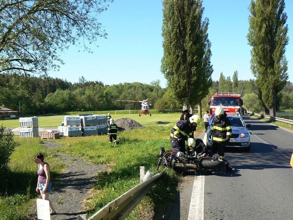 Nehoda u Velkého Boru na Klatovsku, řidič fabie srazil dva motorkáře.