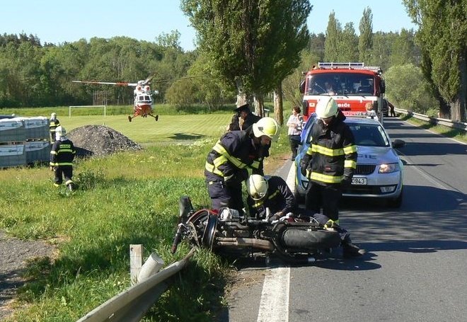 Nehoda u Velkého Boru na Klatovsku, řidič fabie srazil dva motorkáře.