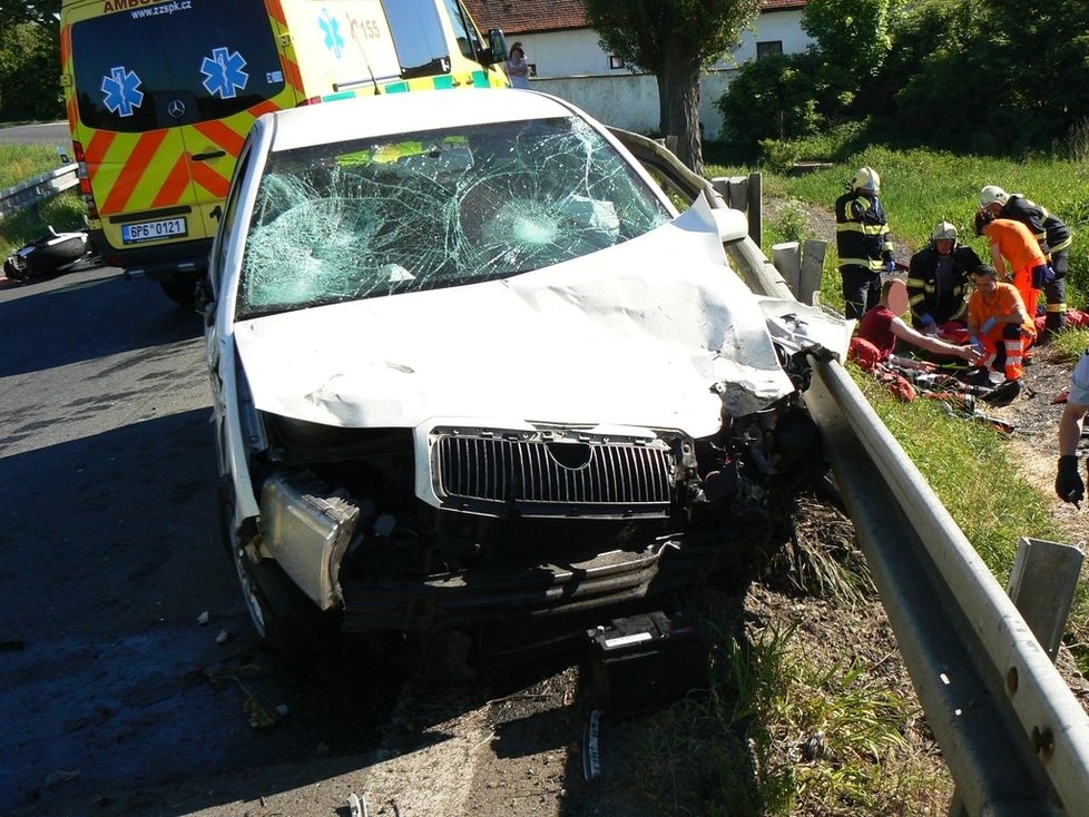 Nehoda u Velkého Boru na Klatovsku, řidič fabie srazil dva motorkáře.