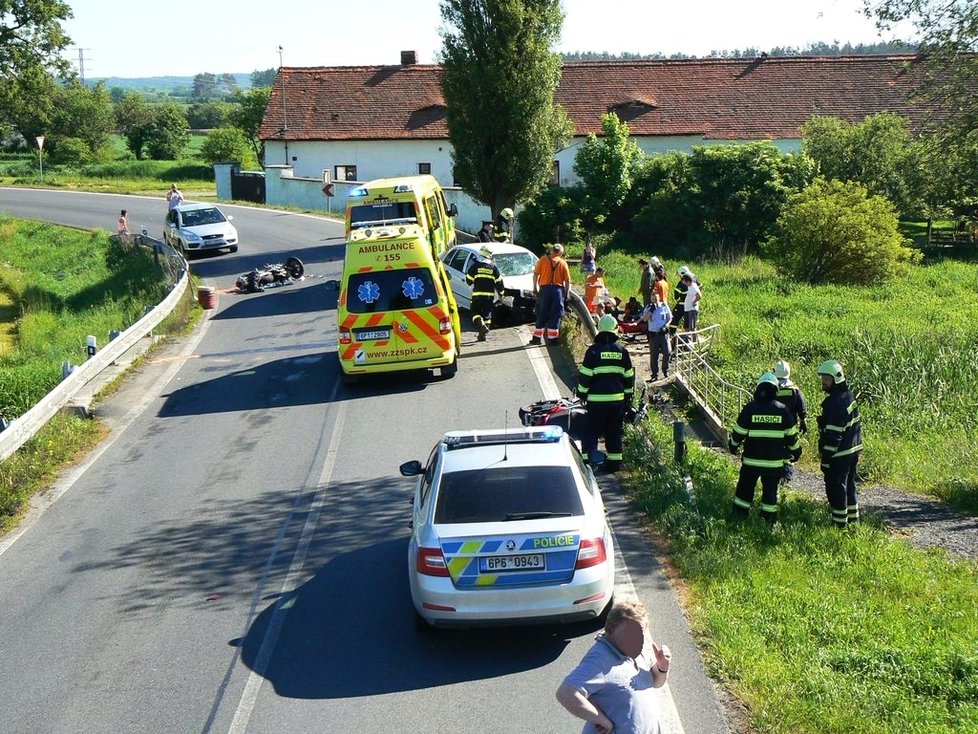 Nehoda u Velkého Boru na Klatovsku, řidič fabie srazil dva motorkáře.