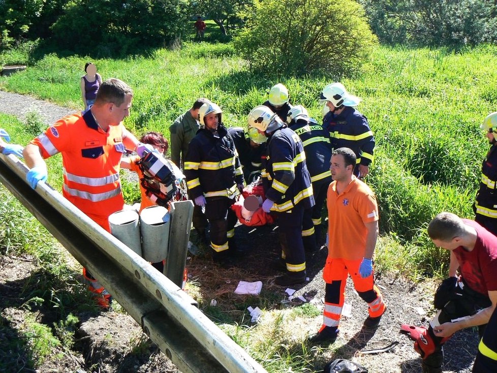 Nehoda u Velkého Boru na Klatovsku, řidič fabie srazil dva motorkáře.