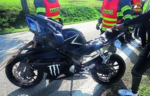 Řidič SUV dostal v zatáčce smyk: Smetl motocyklistu (17) a zaparkované motorky!