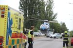 Vážná dopravní nehoda v Ruzyni. Motorkáře do nemocnice přepravil vrtulník. (22. srpen 2022)