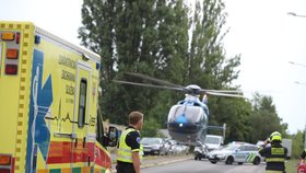 Vážná nehoda v Ruzyni. Motorkář (38) se střetl s autem, do nemocnice musel letecky