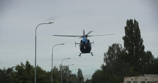 Vážná dopravní nehoda v Ruzyni. Motorkáře do nemocnice přepravil vrtulník. (22. srpen 2022)