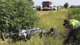 Děsivá nehoda: Motorkář přejel do protisměru a srazil se s kamionem, zraněním v nemocnici podlehl