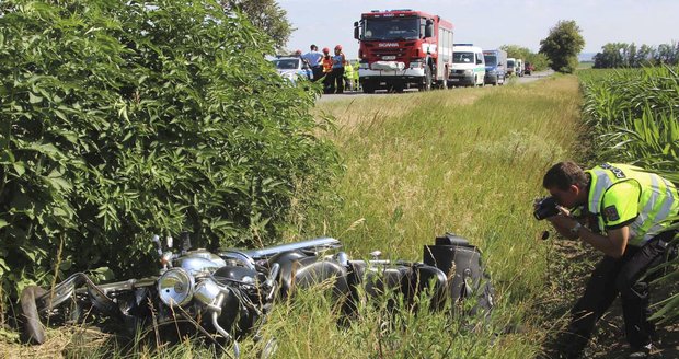 Děsivá nehoda: Motorkář přejel do protisměru a srazil se s kamionem, zraněním v nemocnici podlehl