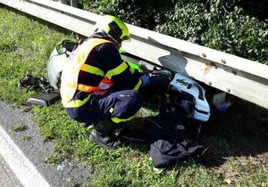 Motorkář po srážce s osobákem napasoval svůj stroj pod svodidla. Sám vyvázl jen s lehkou újmou na zdraví