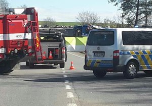 Při sobotní nehodě u Ostředku zahynul motorkář.