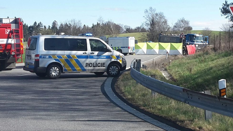 Při sobotní nehodě u Ostředku zahynul motorkář.