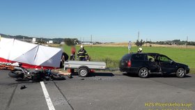 Vážná nehoda u Horažďovic, řidič nedal přednost motorkáři.
