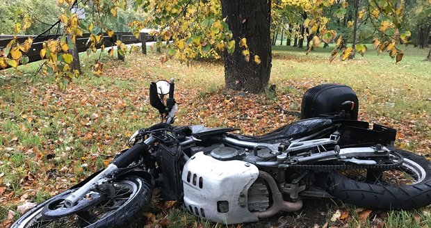 Opilý mladík bez řidičáků vezl na motorce bez papírů jedenáctileté dítě a havaroval. Ilustrační foto