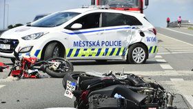 Mladý motorkář to napálil do hlídky městské policie, která se údajně otáčela přes křižovatku.