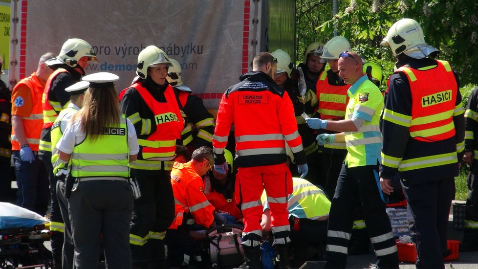 Zraněnou motorkářku, která se srazila s náklaďákem, musel převézt vrtulník.