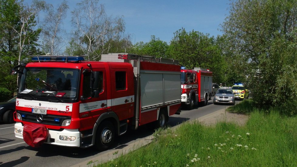 Zraněnou motorkářku, která se srazila s náklaďákem, musel převézt vrtulník.