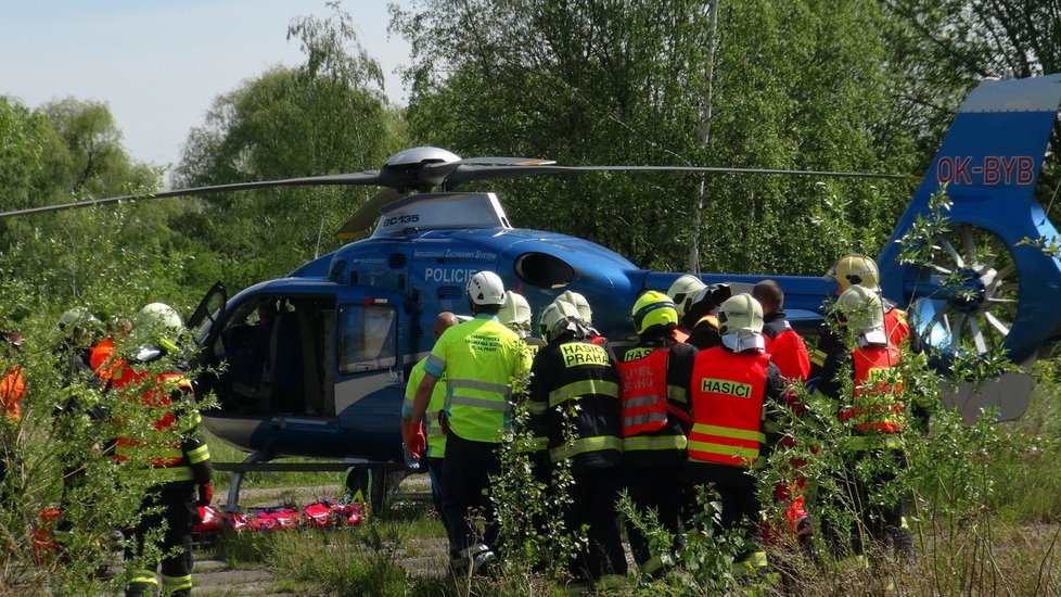 Zraněnou motorkářku, která se srazila s náklaďákem, musel převézt vrtulník.