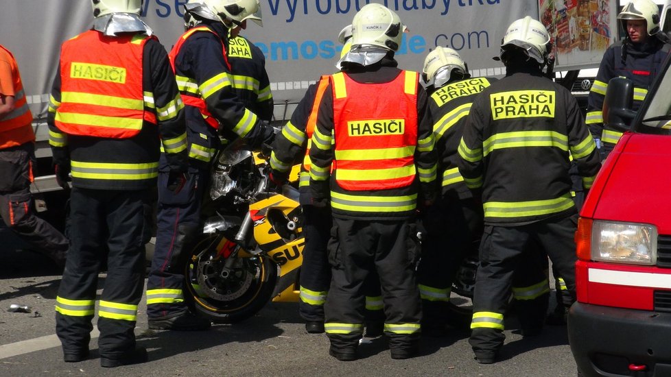 Zraněnou motorkářku, která se srazila s náklaďákem, musel převézt vrtulník.