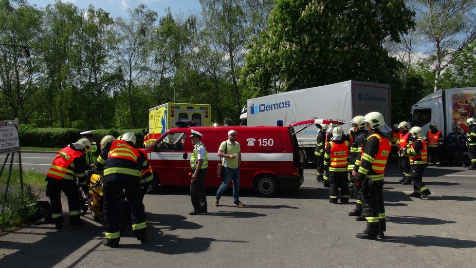 Zraněnou motorkářku, která se srazila s náklaďákem, musel převézt vrtulník.