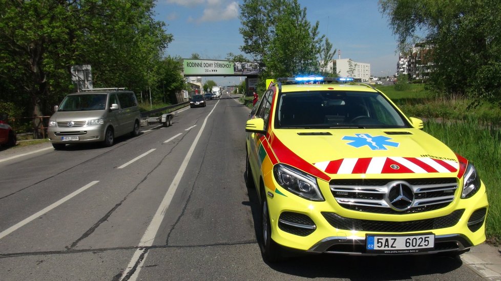 Zraněnou motorkářku, která se srazila s náklaďákem, musel převézt vrtulník.