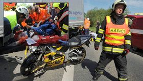 Drsné foto! Motorkářka se srazila s náklaďákem, zůstala pod ním zaklíněná 