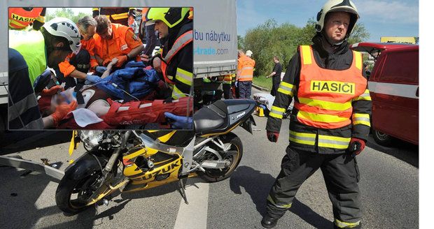 Drsné foto! Motorkářka se srazila s náklaďákem, zůstala pod ním zaklíněná 