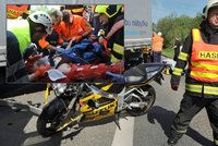 Drsné foto! Motorkářka se srazila s náklaďákem, zůstala pod ním zaklíněná