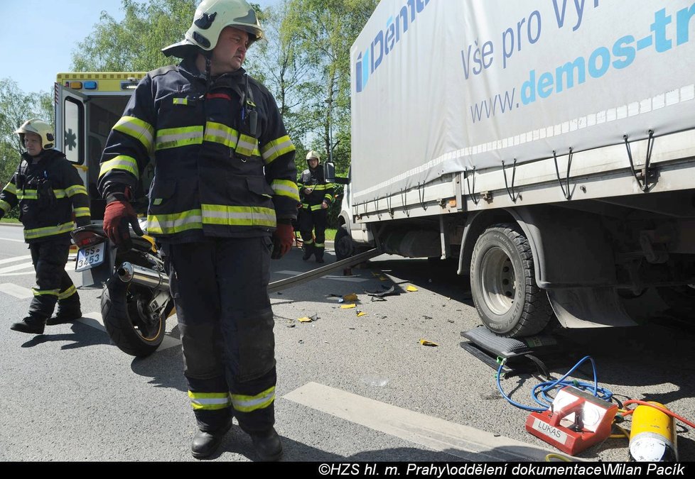 Motorkářka se v Kutnohorské ulici srazila s nákladním autem, pražští hasiči ji museli zpod auta vyprostit.