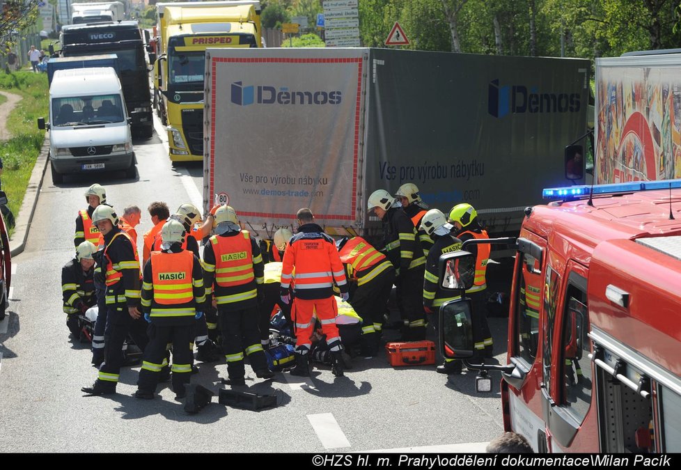 Motorkářka se v Kutnohorské ulici srazila s nákladním autem, pražští hasiči ji museli zpod auta vyprostit.