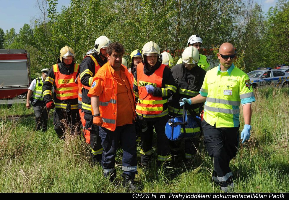 Motorkářka se v Kutnohorské ulici srazila s nákladním autem, pražští hasiči ji museli zpod auta vyprostit.