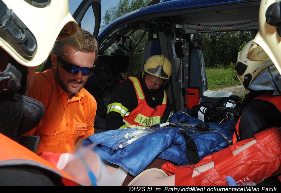 Motorkářka se v Kutnohorské ulici srazila s nákladním autem, pražští hasiči ji museli zpod auta vyprostit.