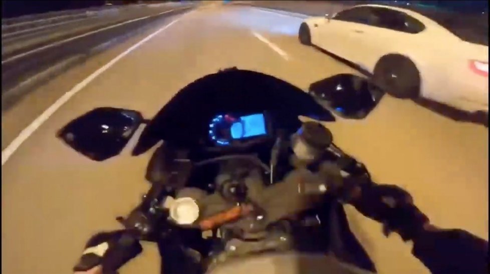 Sexy motorkářka spadla v obrovské rychlosti: Zázrakem skončila jen s odřeným zadkem!