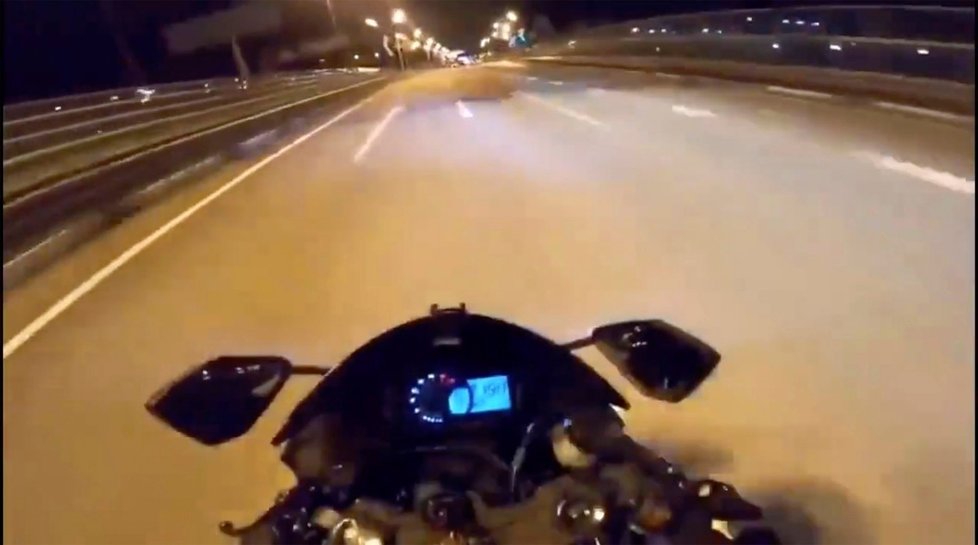 Sexy motorkářka spadla v obrovské rychlosti: Zázrakem skončila jen s odřeným zadkem!