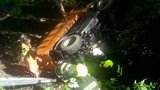 Záchranná akce na Šumavě: Multikára spadla do rokle, řidič zůstal zaklíněný pod ní