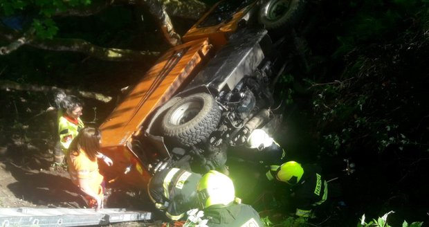 Záchranná akce na Šumavě: Multikára spadla do rokle, řidič zůstal zaklíněný pod ní