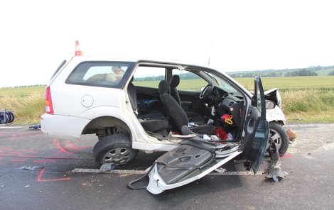 Nehodu nepřežili babička a dědeček z peugeotu…