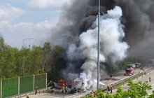 Hrozivá nehoda ochromila Prahu: Autobus s vězni a tanky v plamenech!