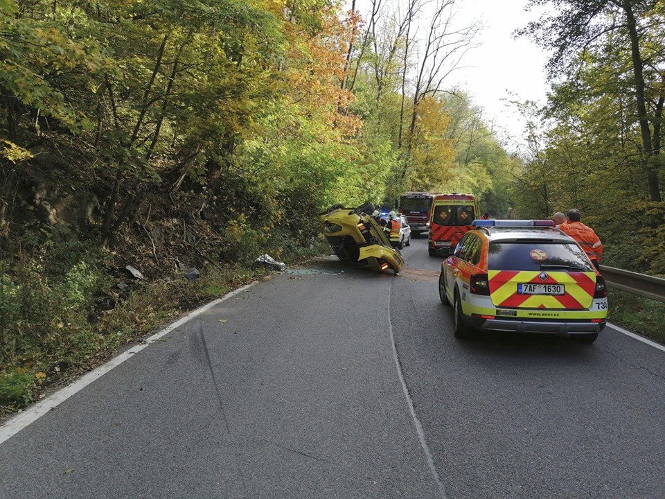U Dolních Břežan boural Ford Mustang. Tříčlenná posádka musela do nemocnice po nárazu do stromu.