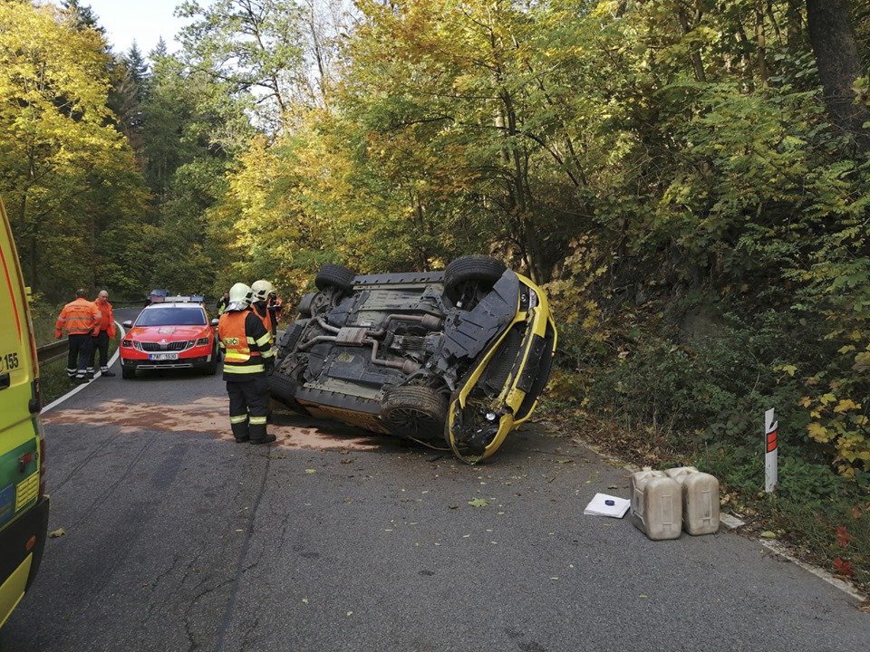 U Dolních Břežan boural vůz Ford Mustang. Tříčlenná posádka musela do nemocnice po nárazu do stromu.