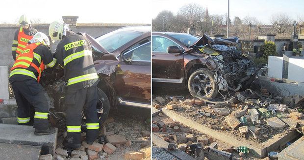 Řidiči na Kroměřížsku se udělalo nevolno: Zdí projel až na hřbitov, poničil osm hrobů