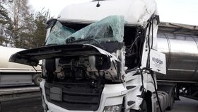 Na 168.kilometru D1 ve směru na Brno se po 14. hodině srazila cisterna s kamionem. Jde o druhou nehodu na stejném místě během 24 hodin.