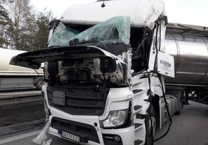Na 168.kilometru D1 ve směru na Brno se po 14. hodině srazila cisterna s kamionem. Jde o druhou nehodu na stejném místě během 24 hodin.