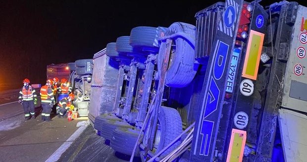 Nehoda bulharského kamionu s pivem zablokovala v pondělí v noci 169.kilometr dálnice D1 u Ostrovačic.