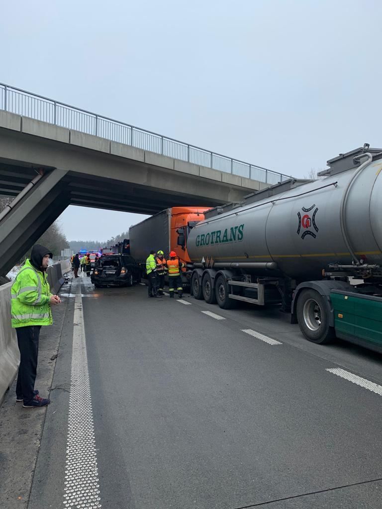 Srážka tří kamionů a osobáku omezila provoz na D1 na 168. kilometru u Lesní Hluboké. Dálnice směrem na Brno je zatím průjezdná jedním pruhem.