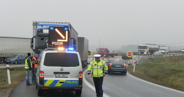 Těžká dopravní nehoda dnes dopoledne uzavřela silnici u brněnského Globusu. Zemřel při ní jeden člověk. Ilustrační foto.